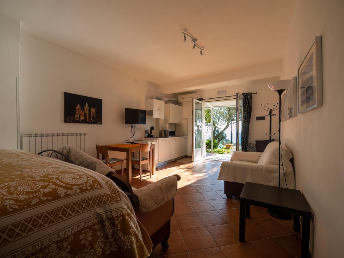 Tra Gli Ulivi Bed and Breakfast Pietra Ligure Εξωτερικό φωτογραφία