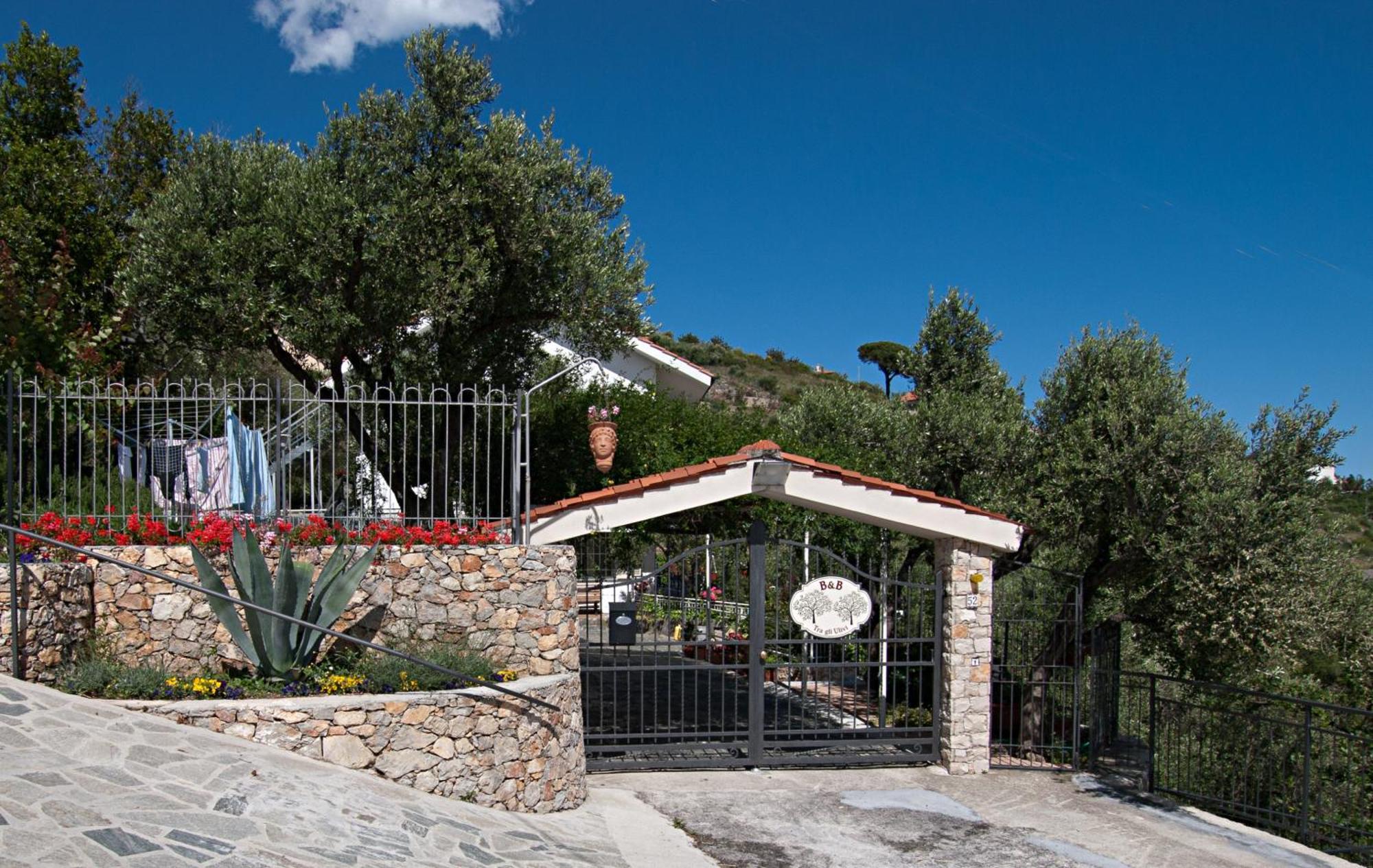 Tra Gli Ulivi Bed and Breakfast Pietra Ligure Εξωτερικό φωτογραφία