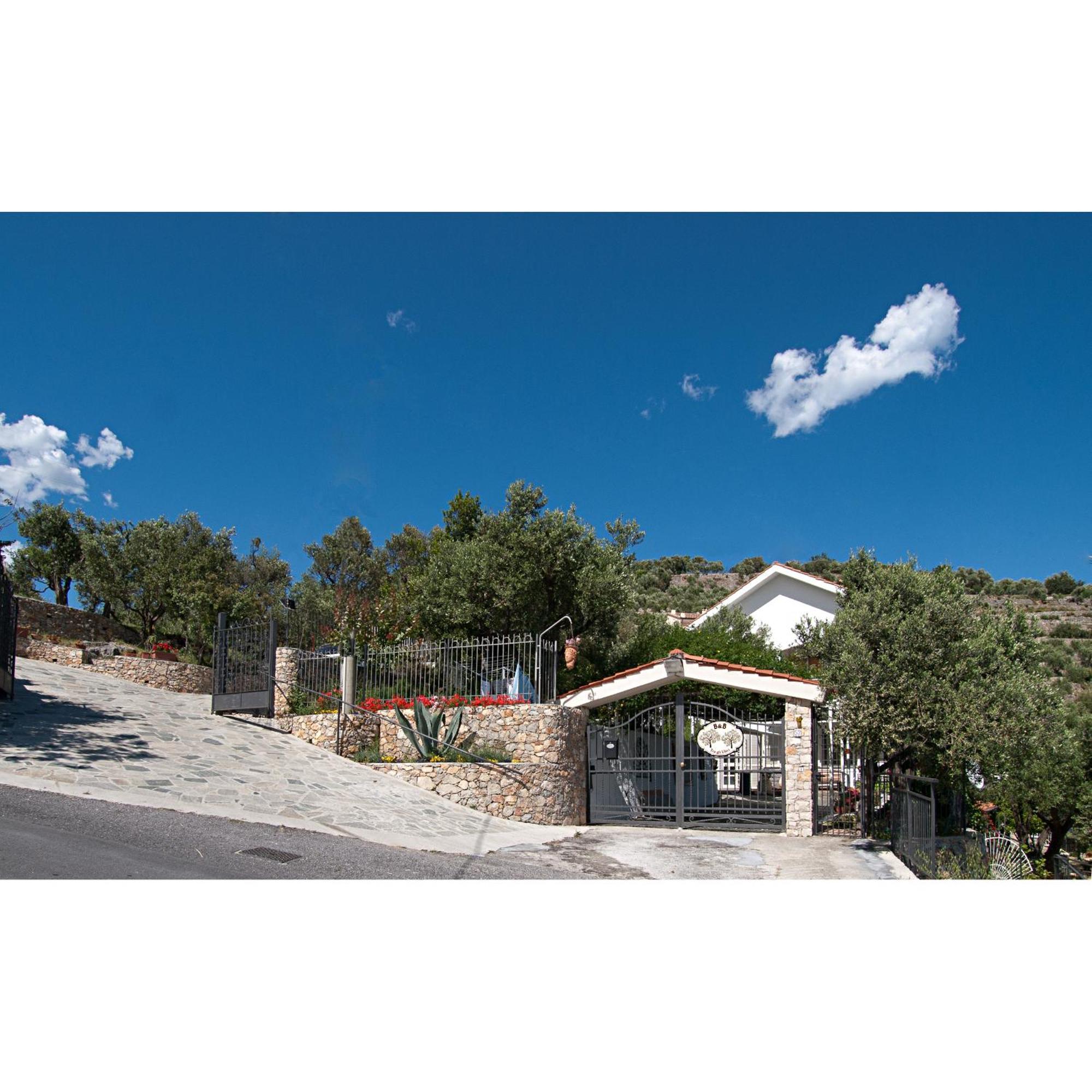 Tra Gli Ulivi Bed and Breakfast Pietra Ligure Εξωτερικό φωτογραφία