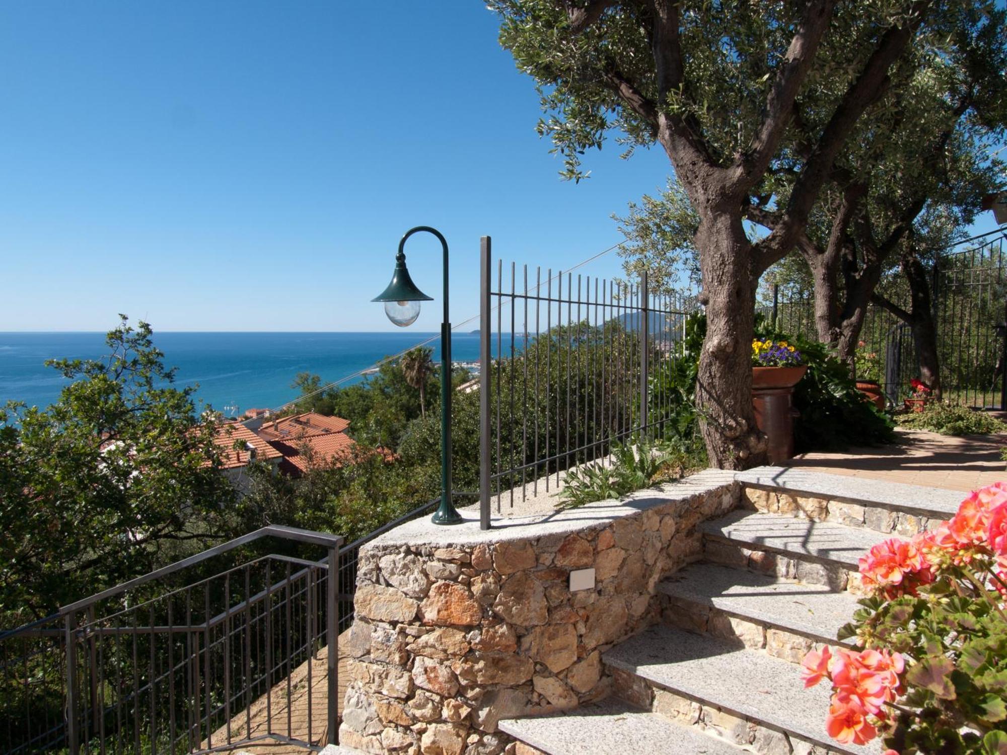 Tra Gli Ulivi Bed and Breakfast Pietra Ligure Εξωτερικό φωτογραφία