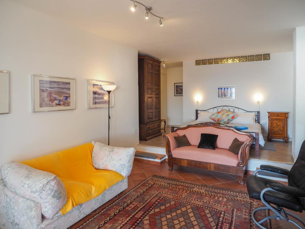 Tra Gli Ulivi Bed and Breakfast Pietra Ligure Δωμάτιο φωτογραφία
