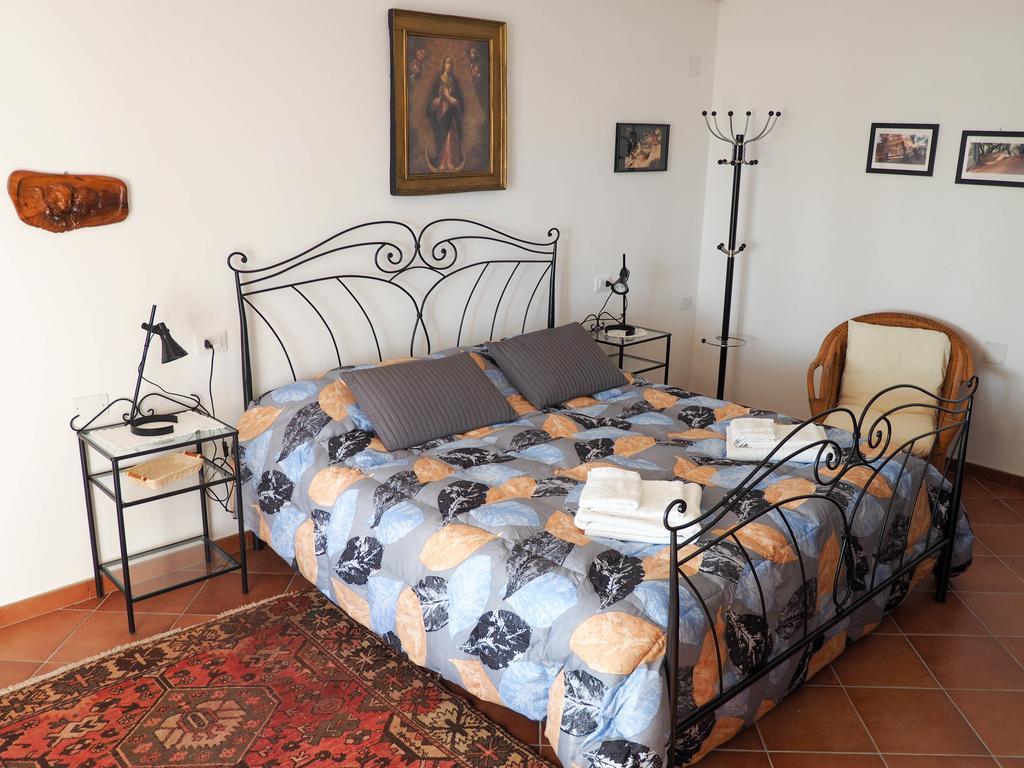 Tra Gli Ulivi Bed and Breakfast Pietra Ligure Δωμάτιο φωτογραφία