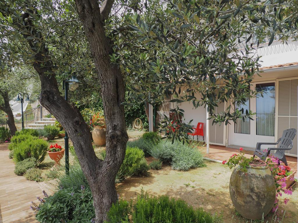 Tra Gli Ulivi Bed and Breakfast Pietra Ligure Εξωτερικό φωτογραφία