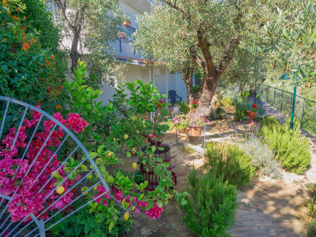 Tra Gli Ulivi Bed and Breakfast Pietra Ligure Εξωτερικό φωτογραφία